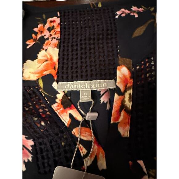Daniel Rainn Women's Split Neck Floral Cap Sleeve Lace Yoke Top Size PS Blue NWT - Picture 7 of 8